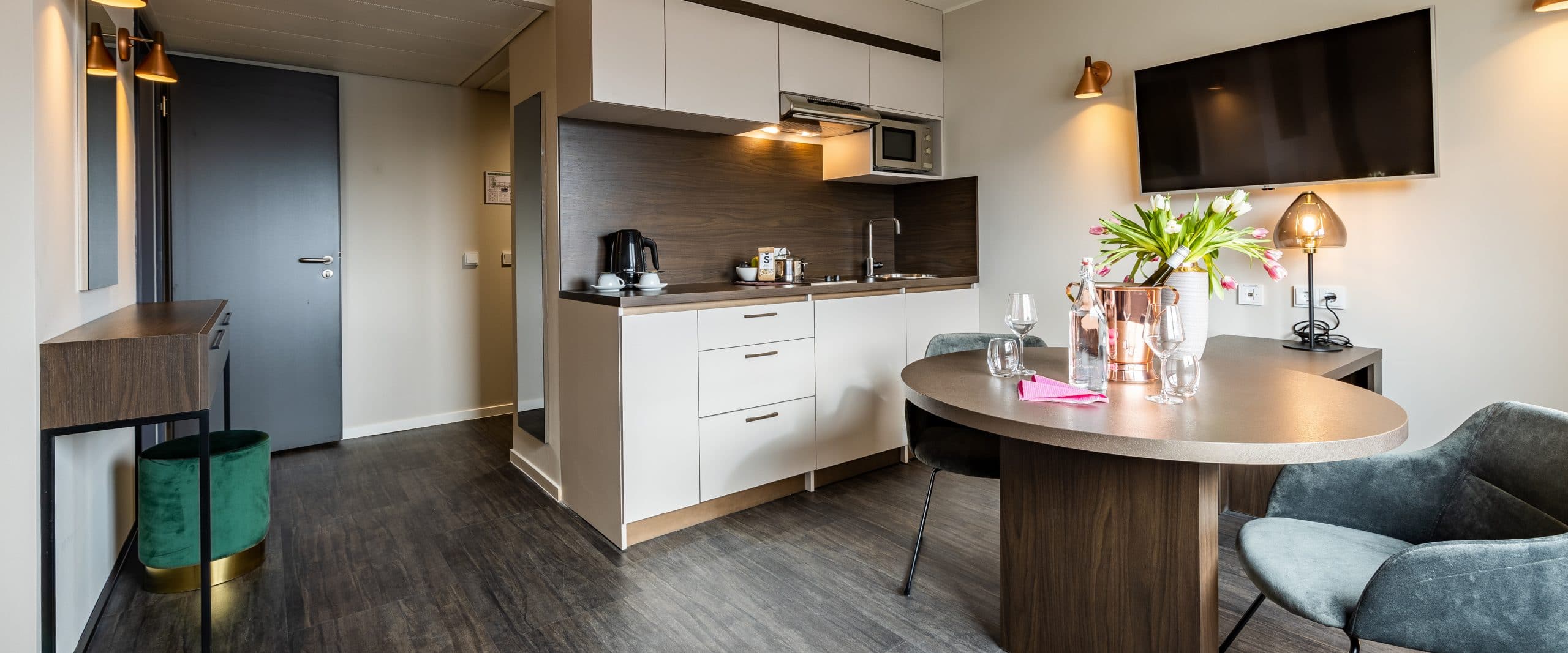 Koch- und Essbereich eines der Apartments im Dornacher MASEVEN Hotel