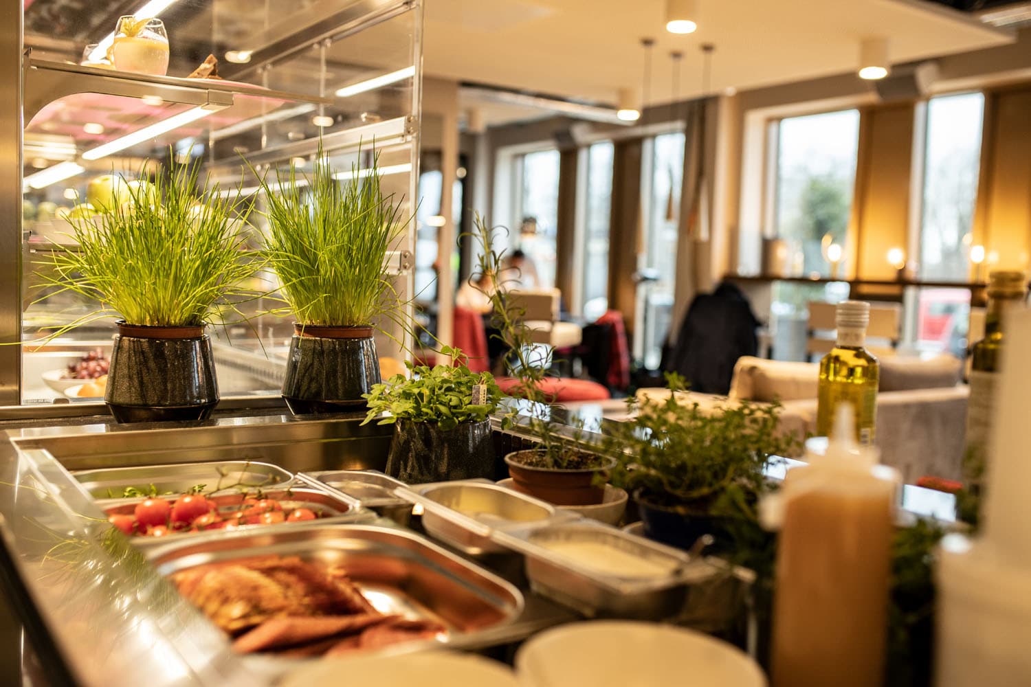 Aufgefüllte Saladette mit Tomaten, Kräutern und Salatsoßen