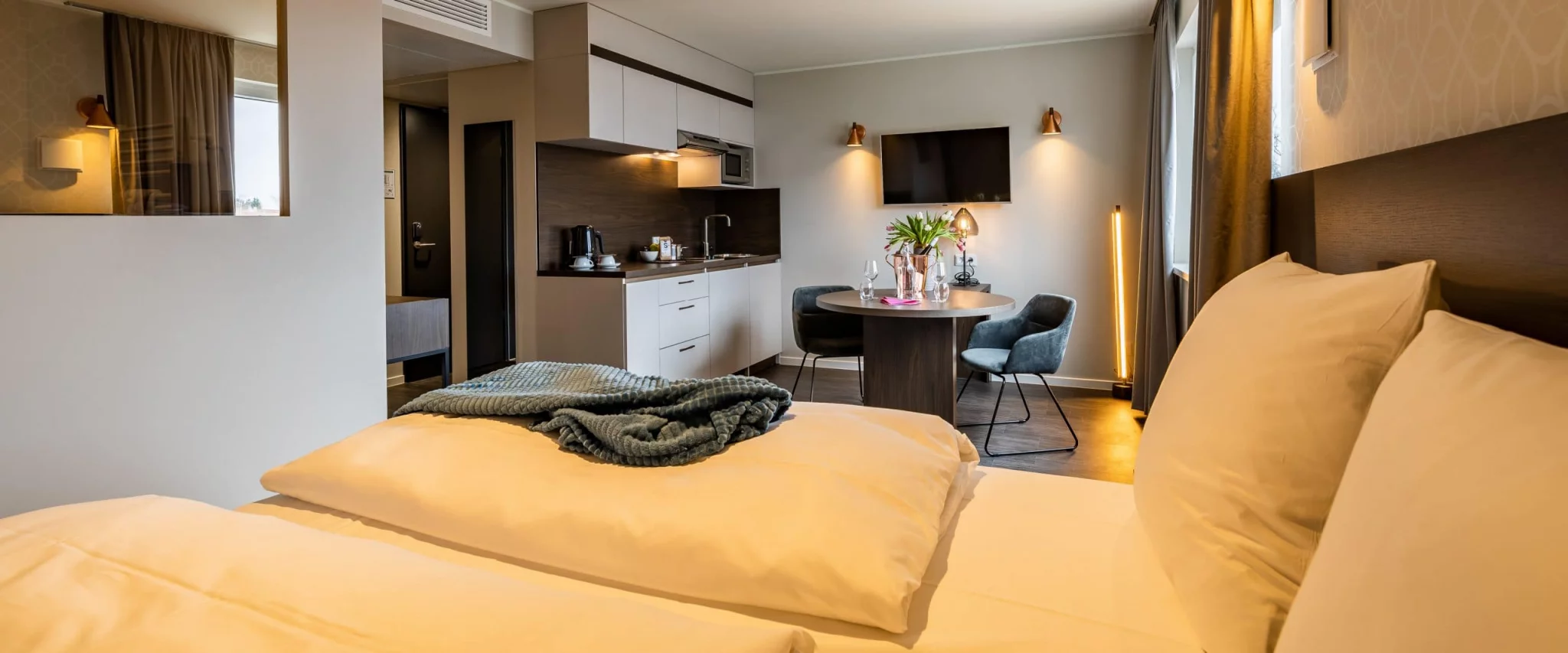 Schlaf- und Essbereich des MASEVEN Hotels in Dornach