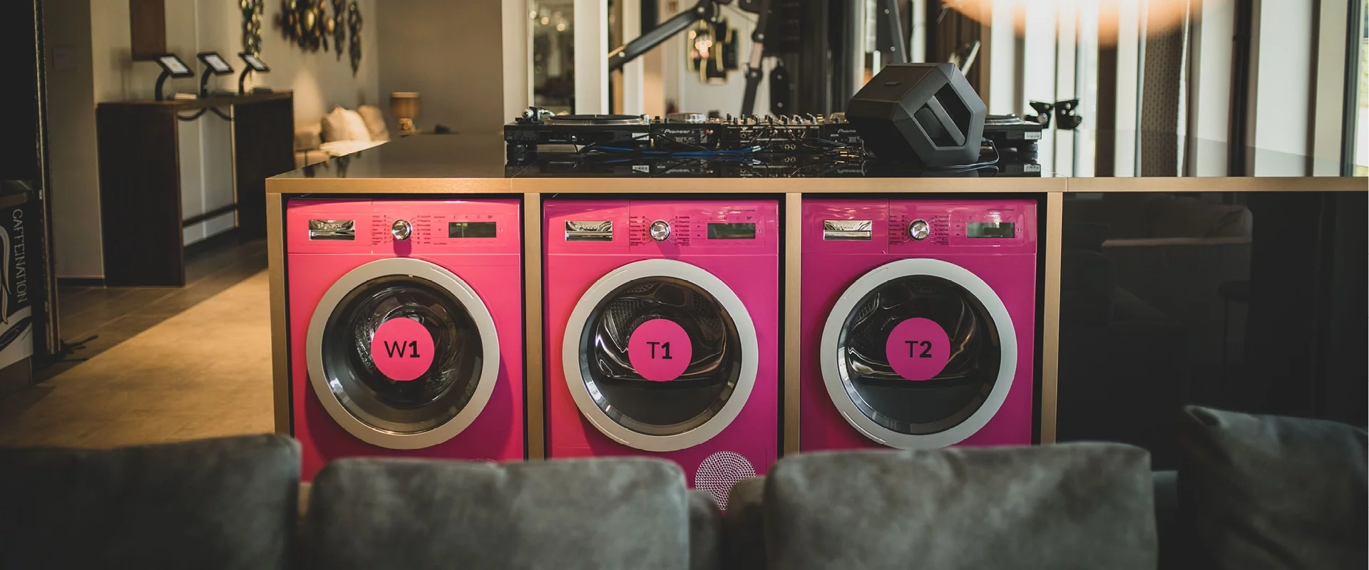 Drei rosa Waschmaschinen und Trockner im Truderinger MASEVEN Hotel